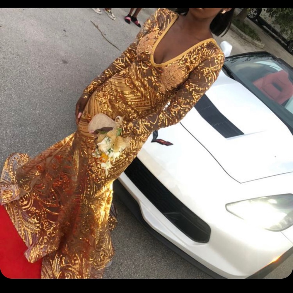 Prom dress only worn once. Clutch included. I organically paid $850 for this.